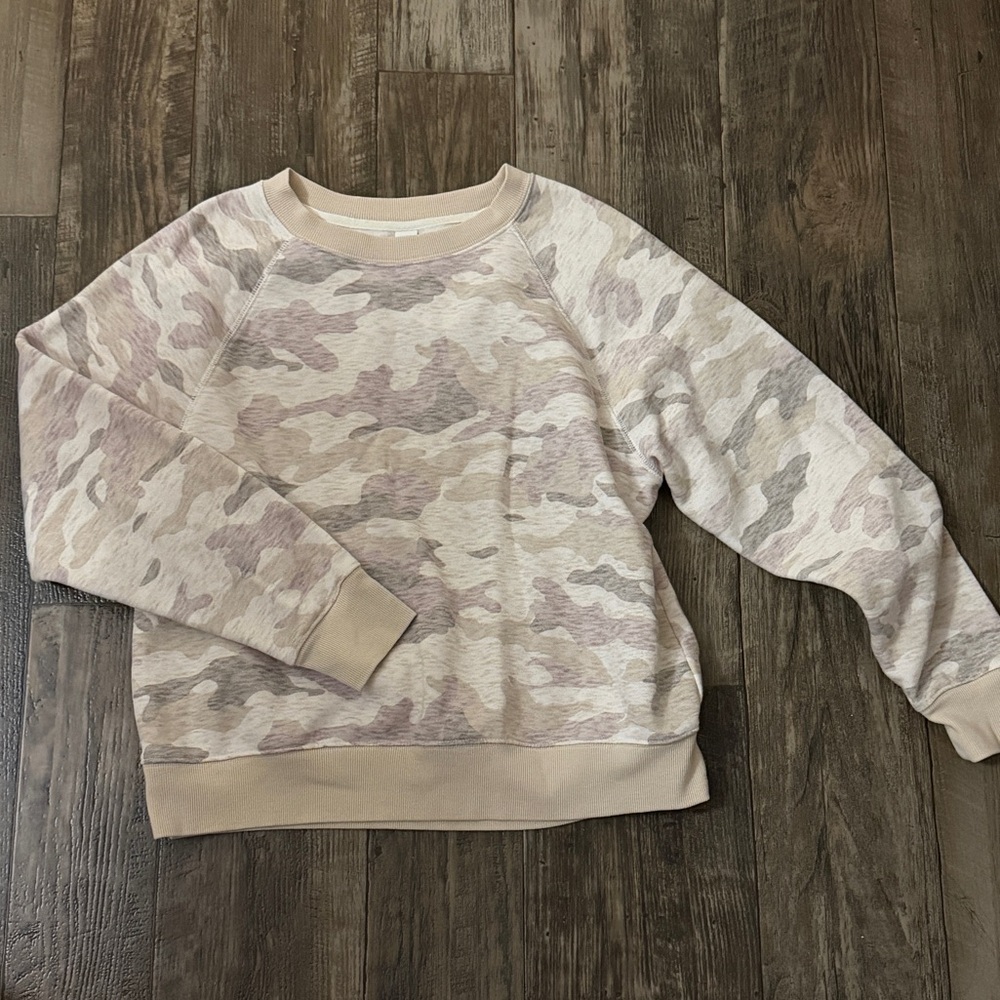 Old Navy Women's Cream and Tan Camouflage Sweater